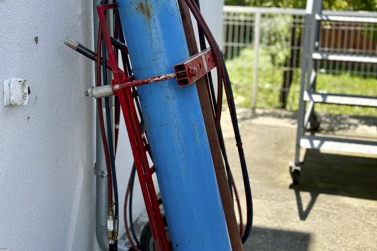 Deux orateurs se répondant sur la scène d'une joute oratoire à Nantes